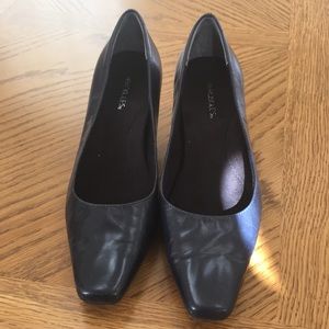 Women’s Aerosoles navy pump/ / heels - size 7m